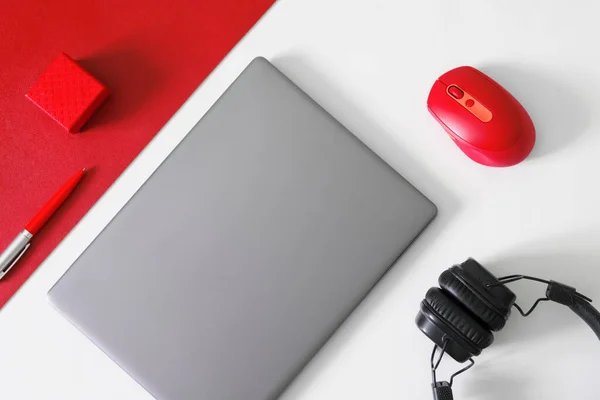Kırmızı Beyaz Arka Planda Gümüş Gri Dizüstü Bilgisayar Veya Ultraviyole — Stok fotoğraf