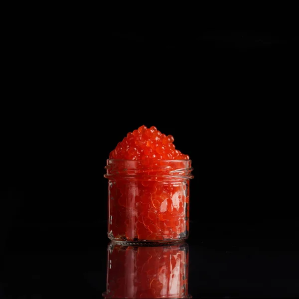 Frasco Vidro Aberto Com Caviar Salmão Vermelho Fundo Preto Copie — Fotografia de Stock
