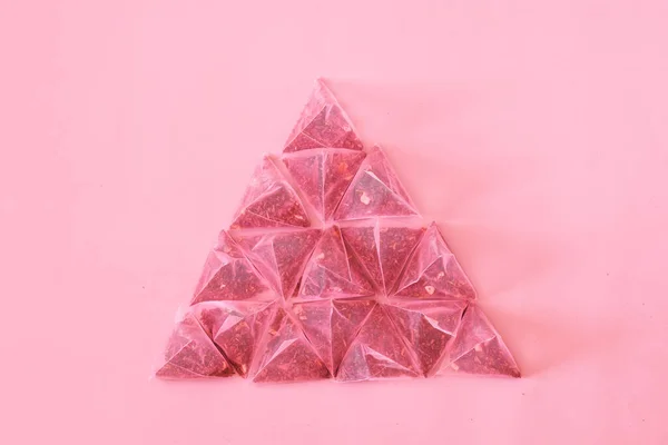 Pirámide Bolsas Pirámides Sobre Fondo Rosa Pálido Tonificación Creativa Primer —  Fotos de Stock