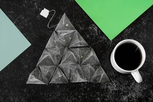 Montón Bolsas Piramidal Con Verde Negro Con Fruta Una Taza —  Fotos de Stock