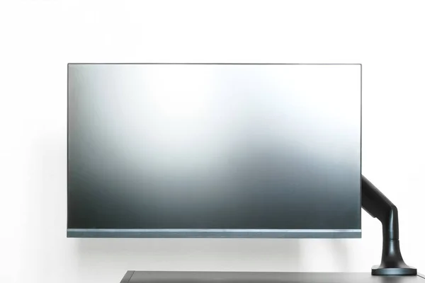 现代的床垫式计算机显示器或电视机安装在带有金属托架的小桌子上 中间偏方持球者 桌子的边缘 供登记的空余空间 白人背景 — 图库照片