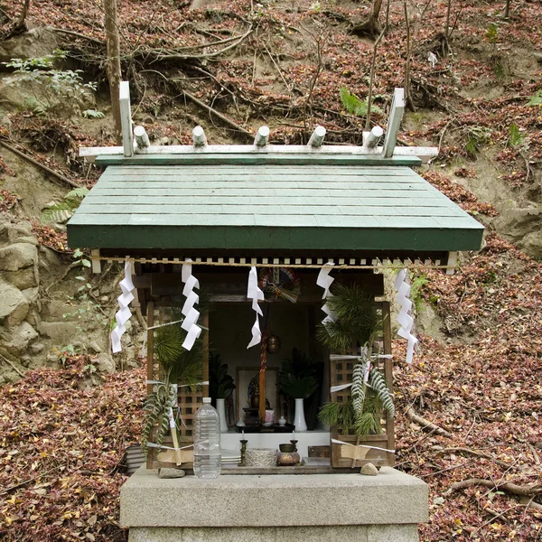 Pequeno santuário em uma floresta no Japão — Fotografia de Stock