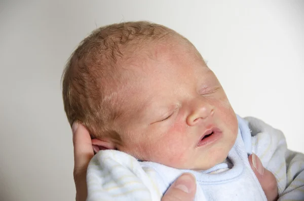Söt baby sover i händerna på sin mor — Stockfoto