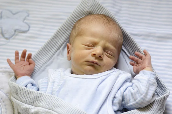 Söt baby sover på rygg — Stockfoto