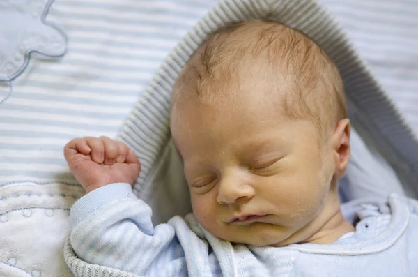 Söt baby sover på rygg — Stockfoto