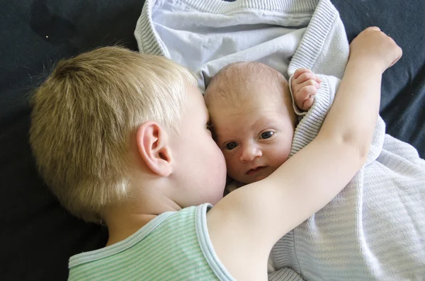 Bebé siendo mimado por su hermano mayor — Foto de Stock