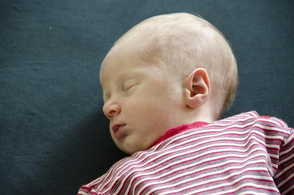 Lindo bebé durmiendo en su espalda — Foto de Stock