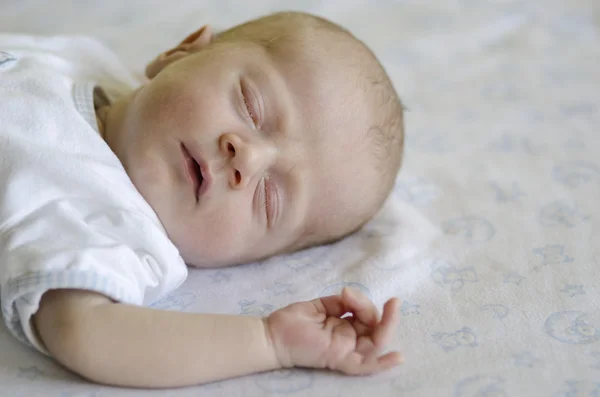 Lindo bebé durmiendo en su espalda — Foto de Stock