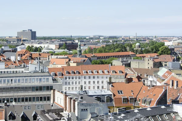 コペンハーゲン、デンマークの屋根の上を表示します。 — ストック写真