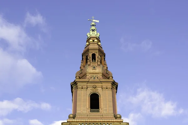 Torre del castillo Christiansborg el edificio del Parlamento danés — Foto de Stock