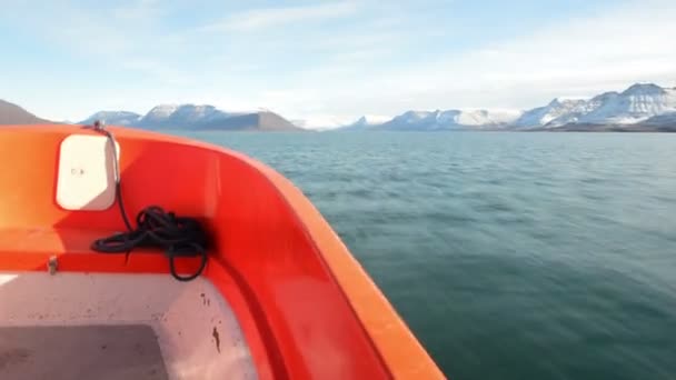 На шлюпке в Гренландии — стоковое видео