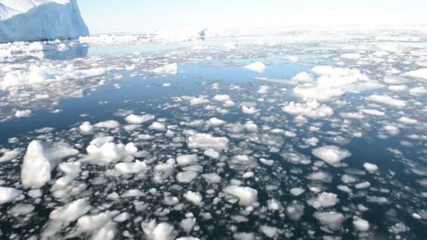 Conducir a través del hielo en aguas árticas — Vídeo de stock