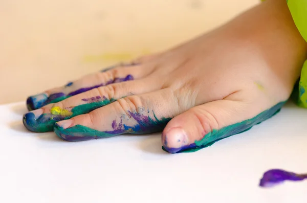 Barn målar med händerna — Stockfoto
