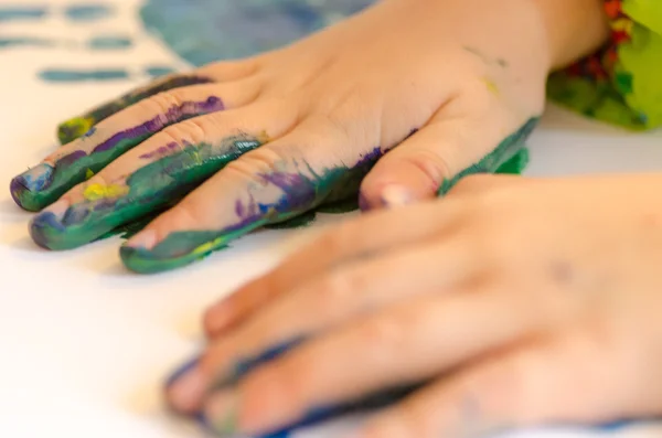 Criança pintura com as mãos — Fotografia de Stock