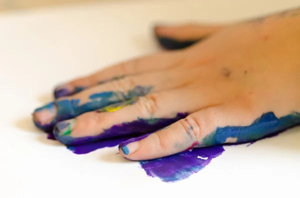 Criança pintura com as mãos — Fotografia de Stock