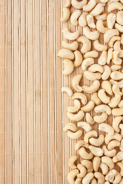 Geschälte Cashew auf einer Bambusmatte liegend — Stockfoto