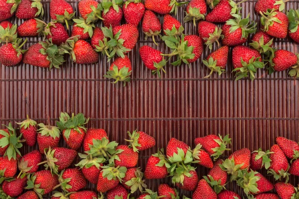Strawberries lying on bamboo mat — Stock Photo, Image