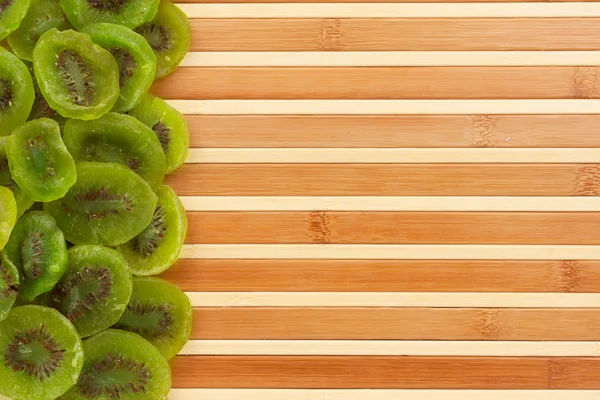 Gedroogde kiwi liggend op een bamboe-mat — Stockfoto