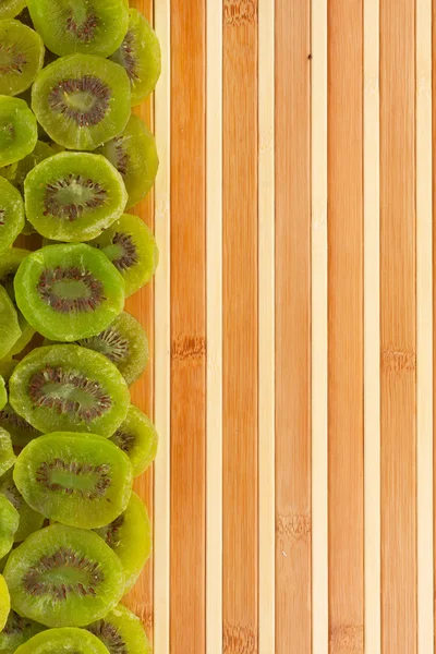 Dried kiwi lying on a bamboo mat — Stock Photo, Image