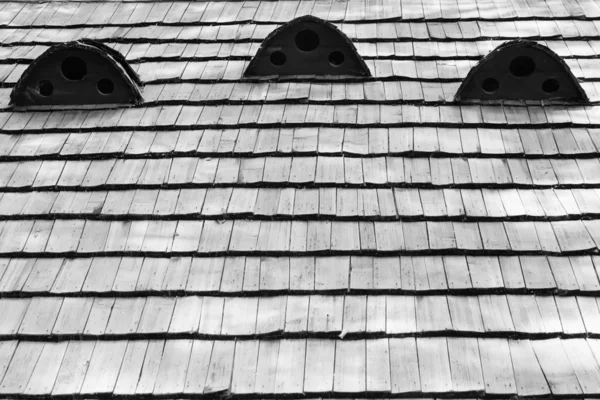 Fragmento de telhado de madeira velho da casa — Fotografia de Stock