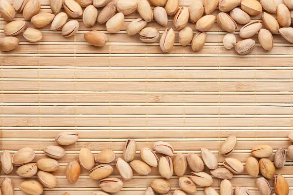 Pistachios lies on the a bamboo mat — Stock Photo, Image