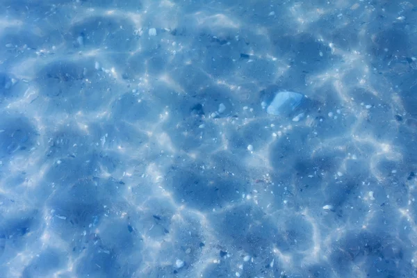 Sand and shells under the water — Stock Photo, Image