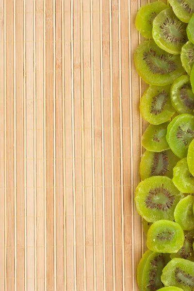 Gedroogde kiwi liggend op een bamboe-mat — Stockfoto