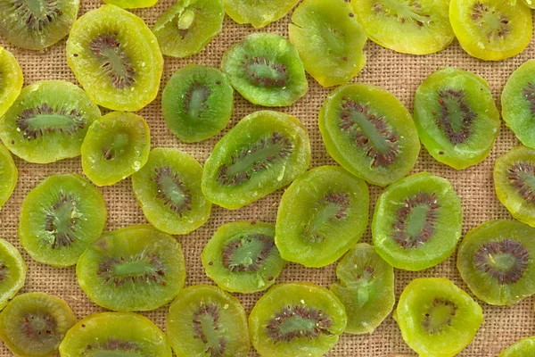 Achtergrond, kiwi liggend op rouwgewaad — Stockfoto