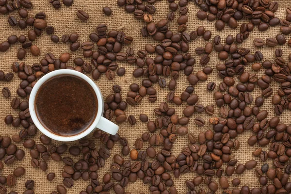 Freshly brewed coffee costs on sacking — Stock Photo, Image