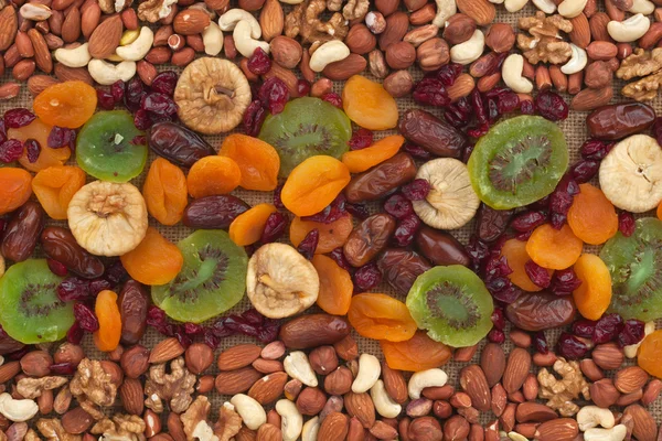 Nötter och torkad frukt är på säckväv Stockbild