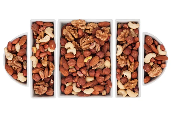 Nüsse in der Keramikschale — Stockfoto