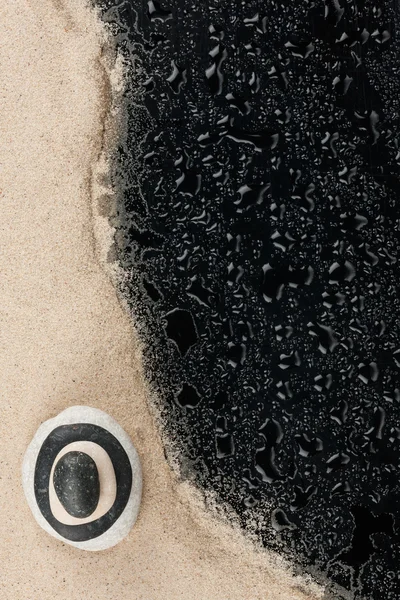 Pierres zen sur le sable et gouttelettes d'eau — Photo