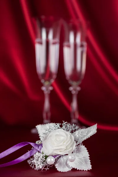2 つのワイングラスの背景に結婚式の花 — ストック写真