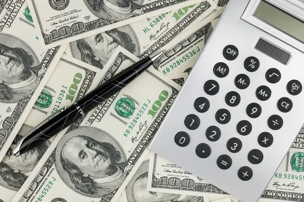 Stift, Taschenrechner und Dollar Nahaufnahme. — Stockfoto