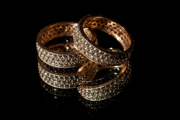 結婚指輪、ミラー上にあります。 — ストック写真