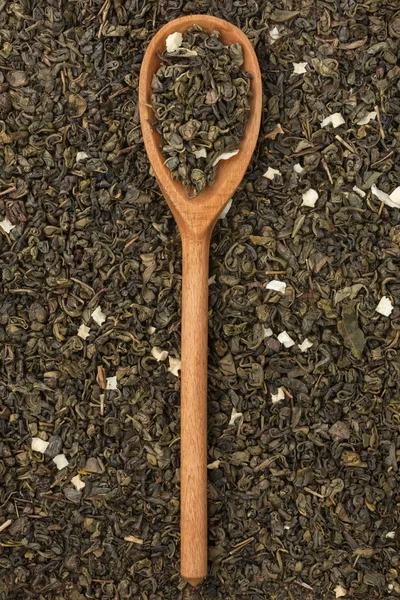 Löffel mit grünem Tee — Stockfoto