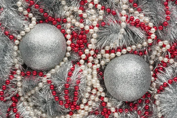Twee zilveren kerstballen — Stockfoto