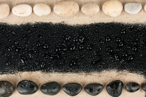 Czarne i białe kamienie zen na piasku i wody spadnie — Zdjęcie stockowe