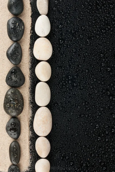 siyah-beyaz zen taşlar kum ve su damlaları