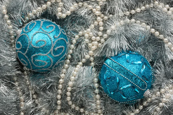Twee blauwe kerstballen — Stockfoto