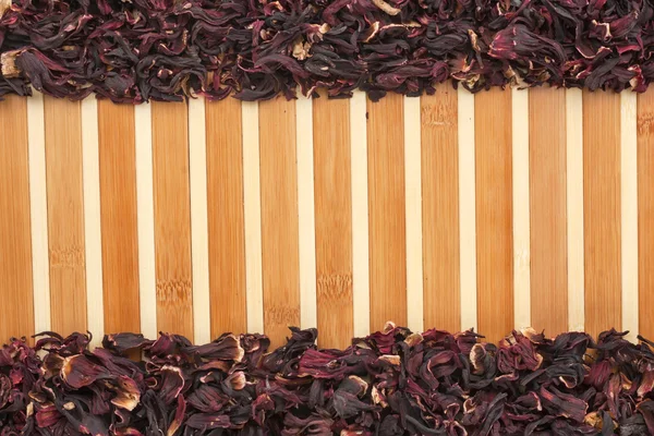 Getrockneter Hibiskus auf einer Bambusmatte — Stockfoto