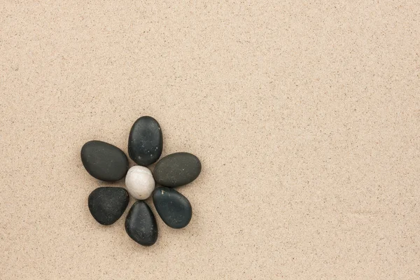 Flor hecha con piedras —  Fotos de Stock