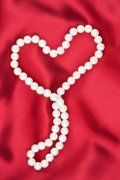 Symboliczne serca na czerwone tkaniny在红色的织物上的象征性心 — Zdjęcie stockowe