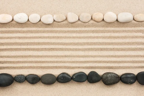 黑色和白色的石头，在沙滩上 — 图库照片