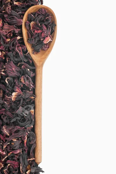 Träsked med torkade hibiscus — Stockfoto