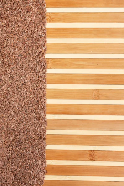 Насіння льону на бамбуковому килимку — стокове фото