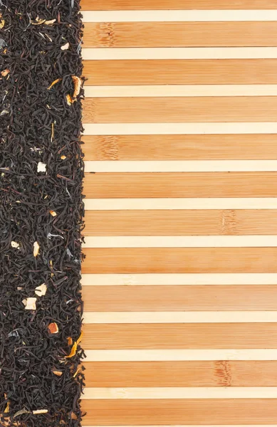 Getrockneter schwarzer Tee auf einer Bambusmatte — Stockfoto