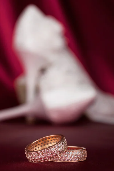 靴の背景ペアに結婚指輪 — ストック写真