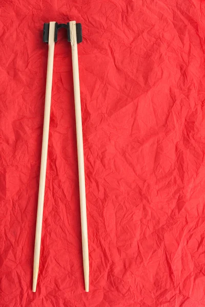 Hůlky ležel na červený ubrousek — Stock fotografie