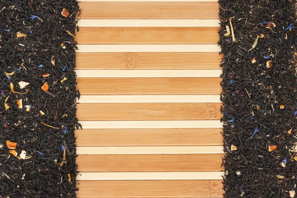 Chá preto seco em uma esteira de bambu — Fotografia de Stock